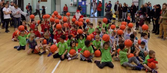 90 petits basketteurs au plateau de noel image article large